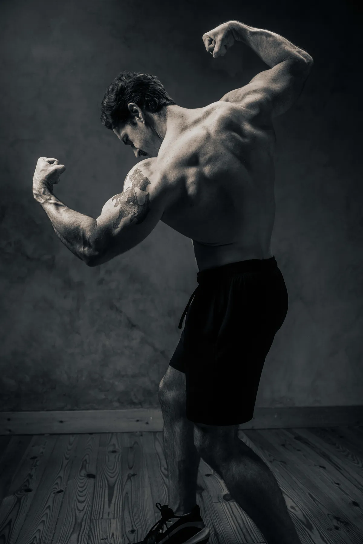 Arnold Pose — Black & White